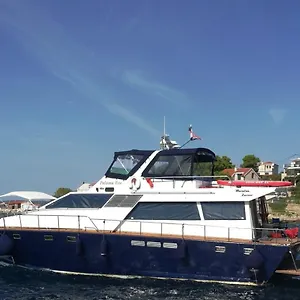 Motor Boat Paloma Rea Botel